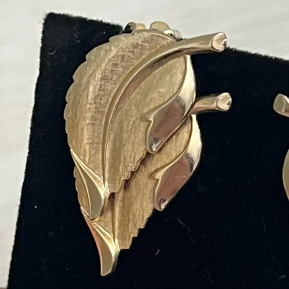 Judy Lee Vintage 1980s Gold Tone Double Leaves Clip On Earrings - Picture 3 of 10